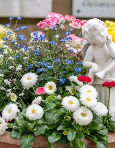 Frühlingsdekorationen für Gräber