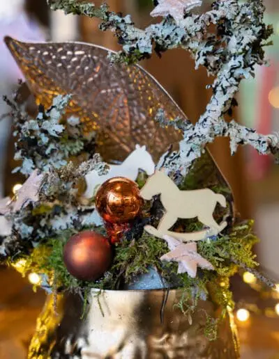 Festliche Dekorationen zur Adventszeit in Kupfertönen