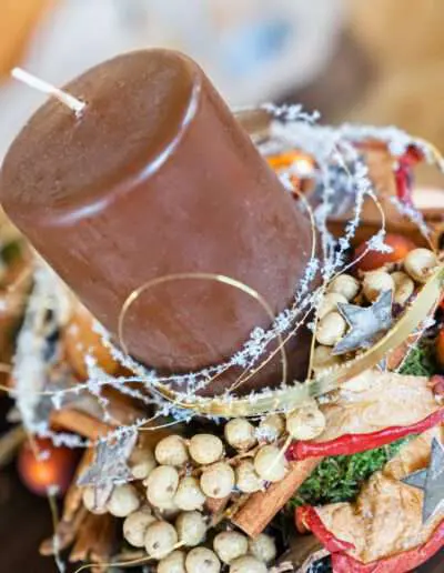 Adventskerze in Naturtönen