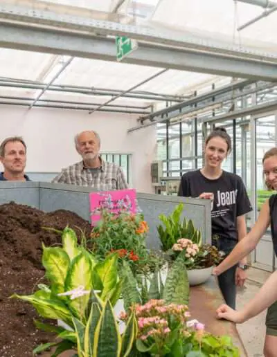 Prüfer und Prüflinge warten auf die Prüfungsergebnisse