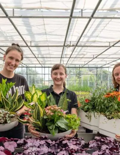 Stolze Absolventinnen der Abschlussprüfung zur Gärtnerin Berei