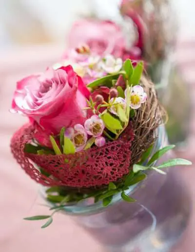 08014 Gartenbaugruppe Wuerzburg Valentinstag Tischgesteck Mit Rose