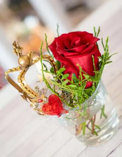 08120 Gartenbaugruppe Wuerzburg Valentinstag Rose Mit Herz Und Krone