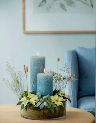 Adventsgesteck mit Kerzen und Weihnachtssternen by Stars for Europe