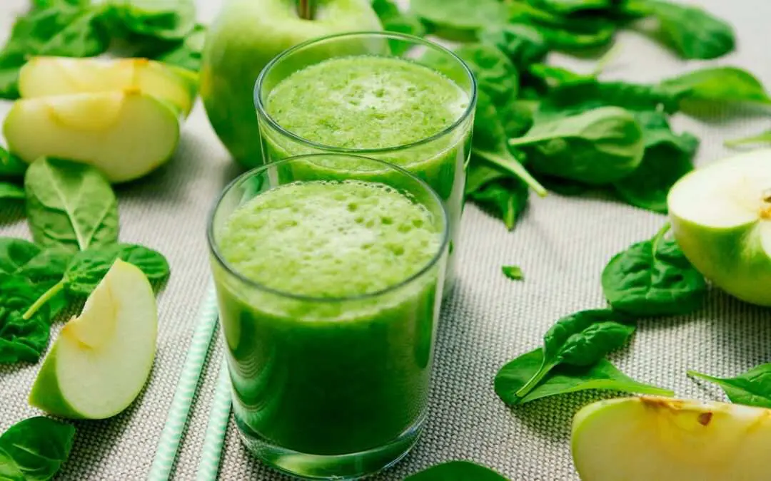 Gesunder Kräuter Smoothie mit Apfel