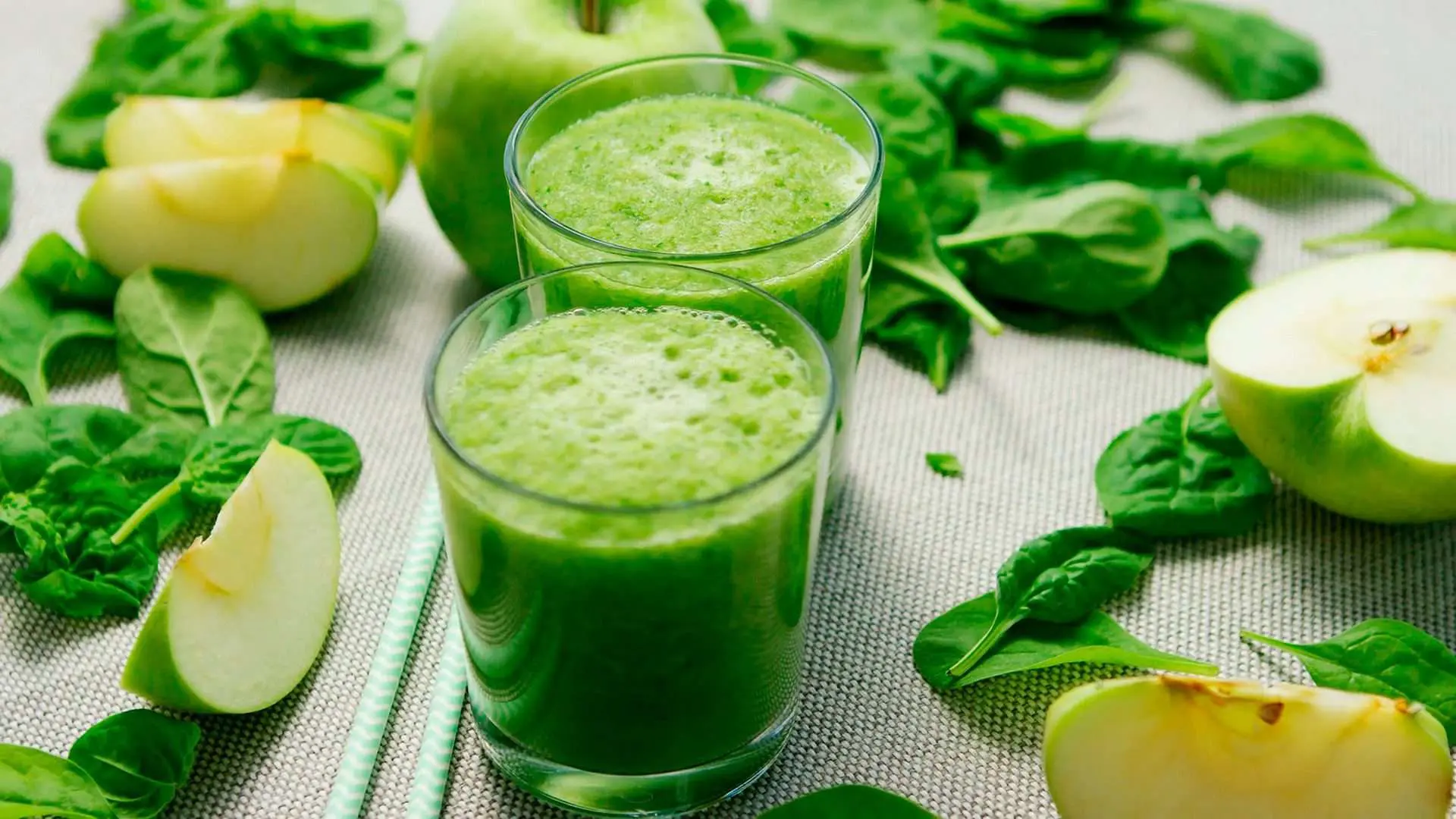 Gesunder Kräuter Smoothie mit Apfel Gesunder Kräuter Smoothie mit Apfel