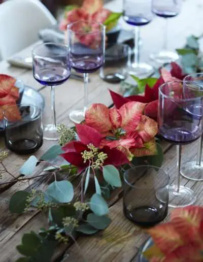 Tischdeko fürs Fest mit Poinsettia und Eukalyptus