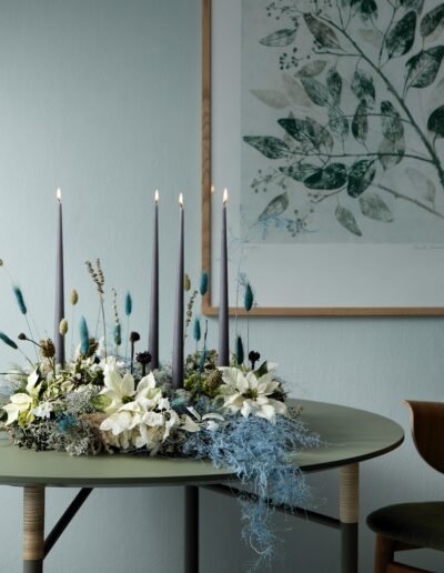 Kranz mit weißen Poinsettia Weihnachtssternen und 4 Kerzen